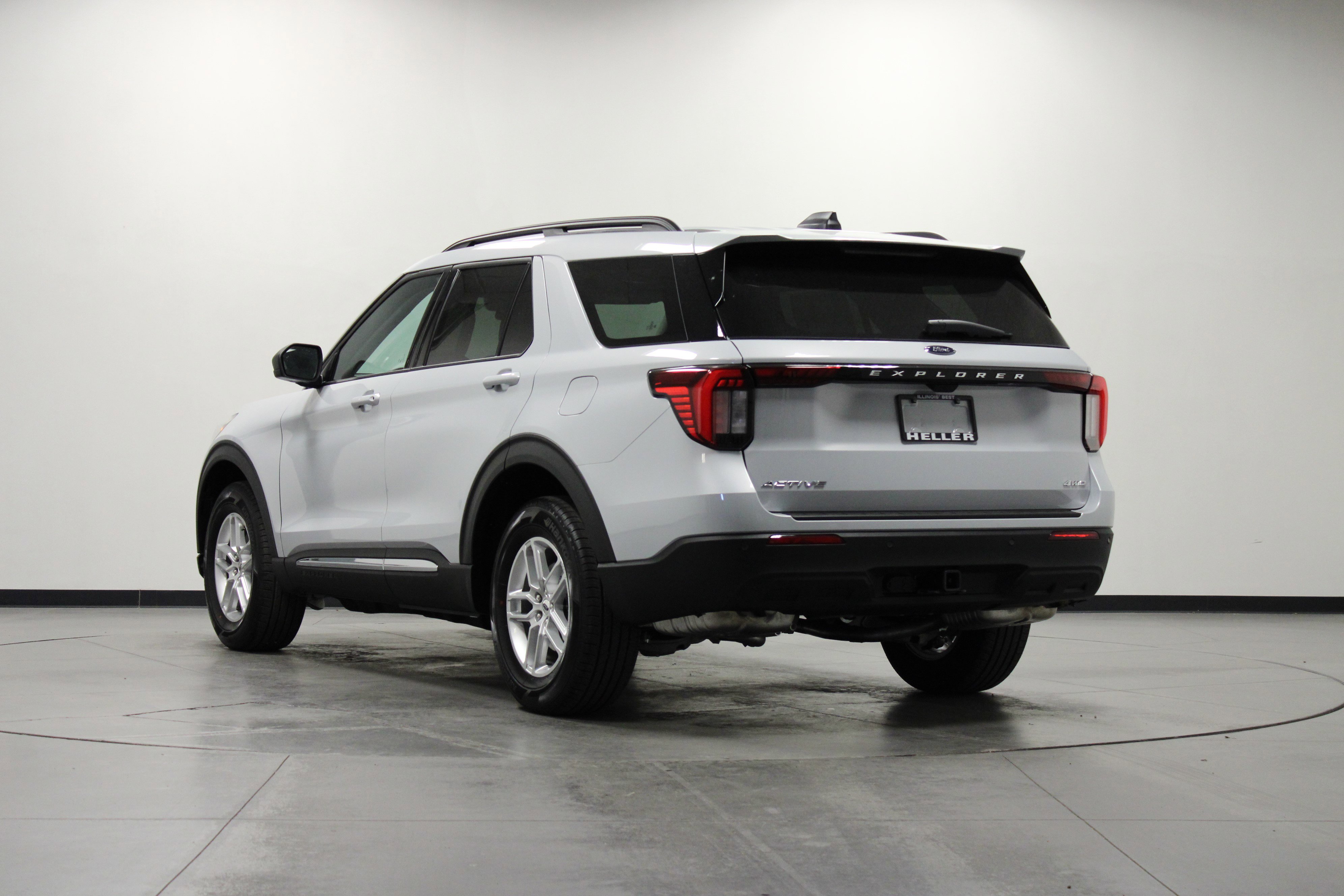 2025 Ford Explorer photo 4
