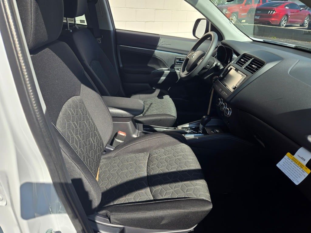 2025 Mitsubishi Outlander Sport ES photo 4