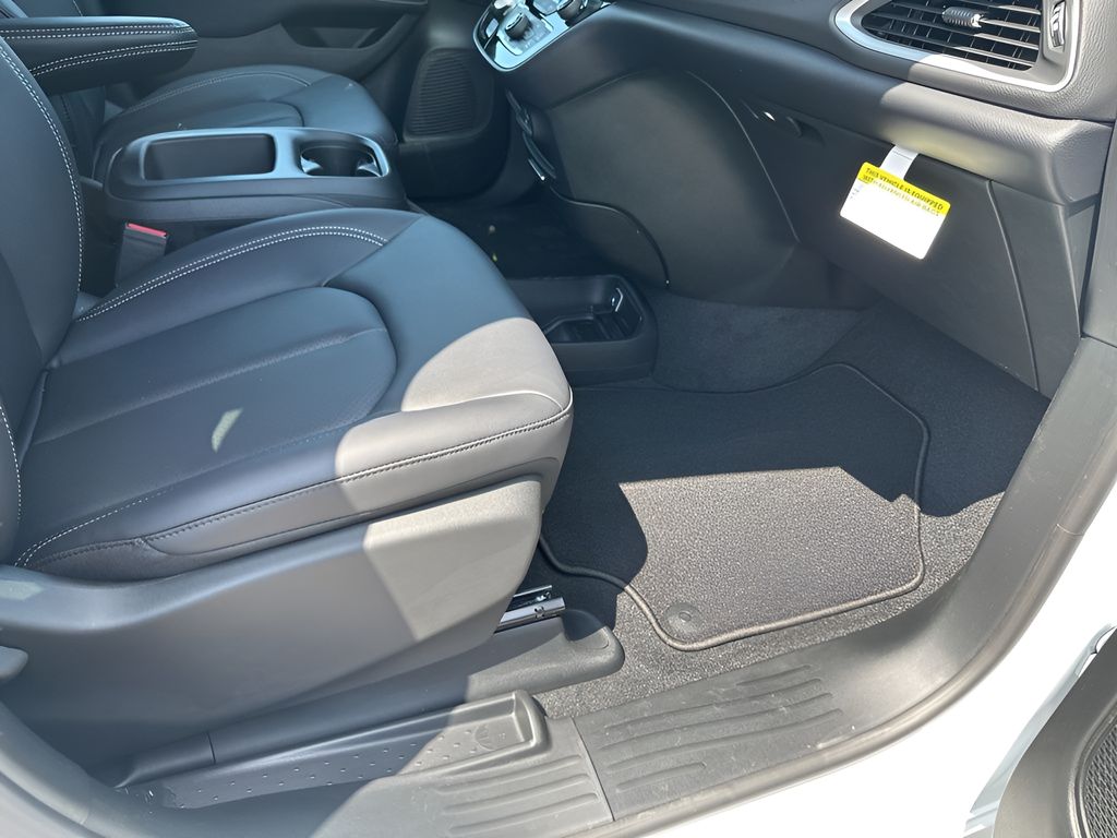2026 Chrysler Voyager LX photo 16