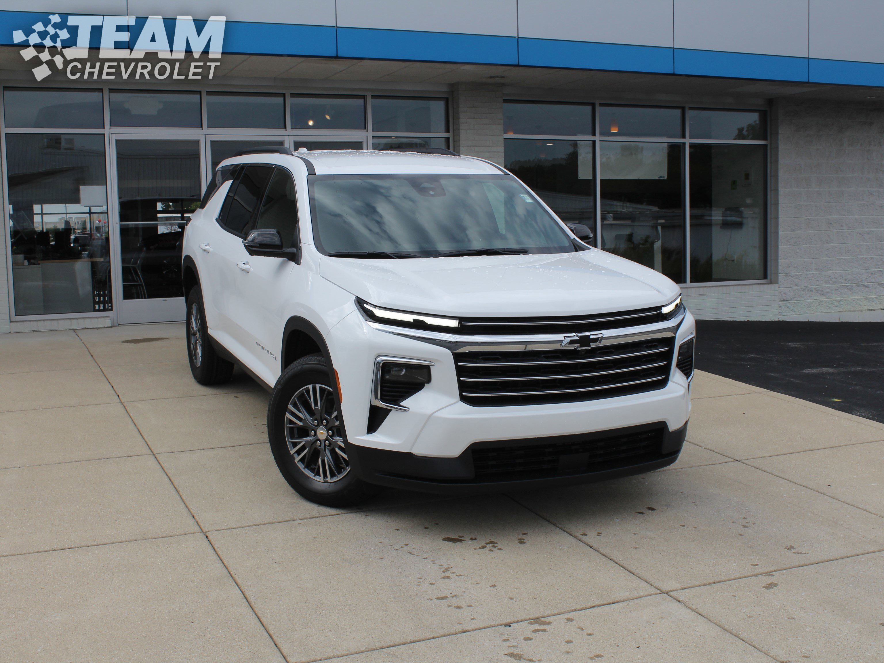 2026 Chevrolet Traverse photo 2