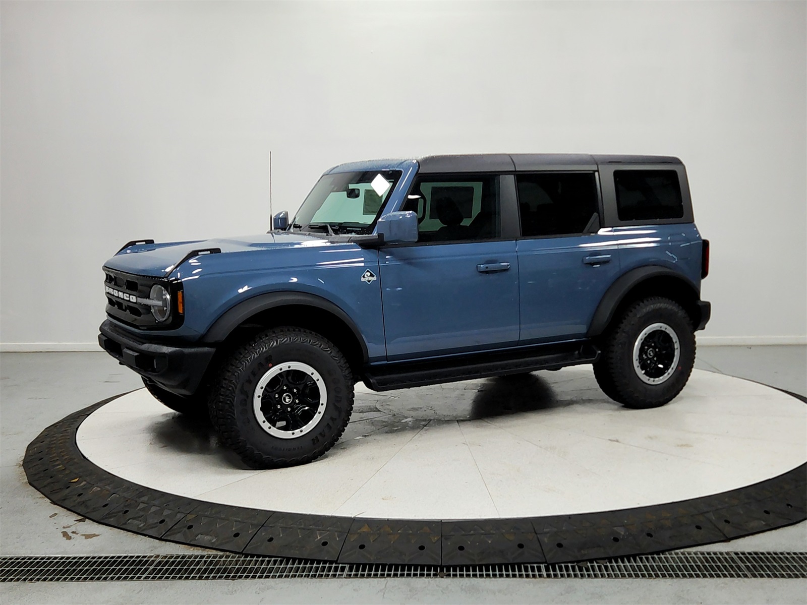 2025 Ford Bronco Outer Banks photo 3