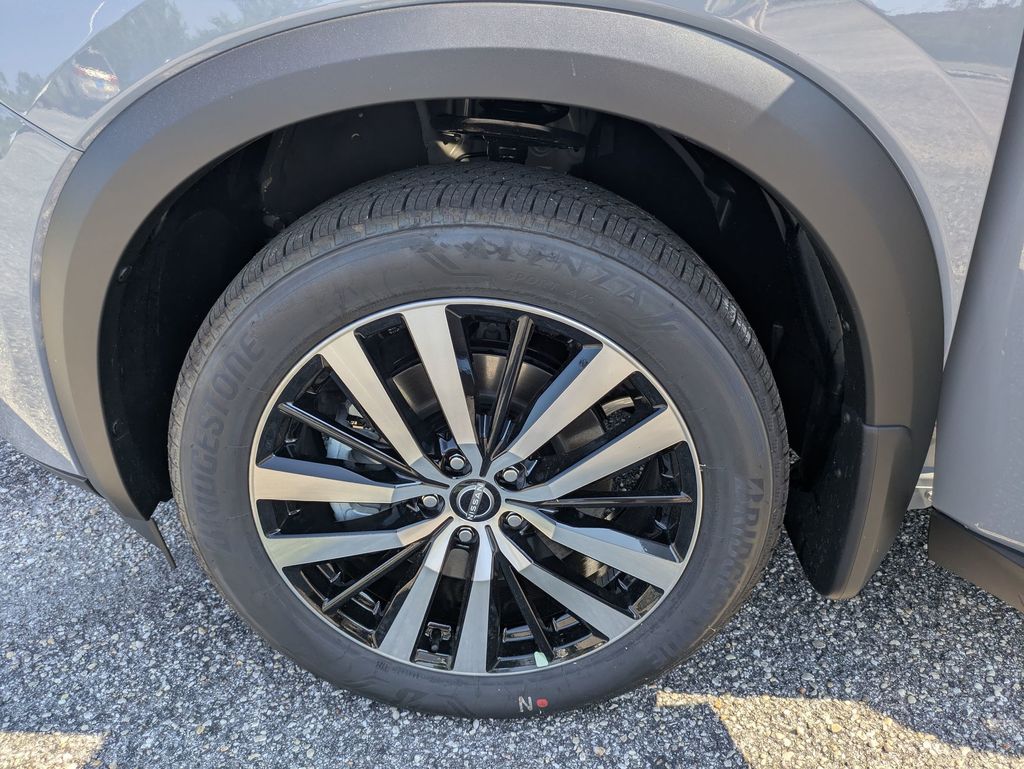 2025 Nissan Pathfinder Platinum photo 9