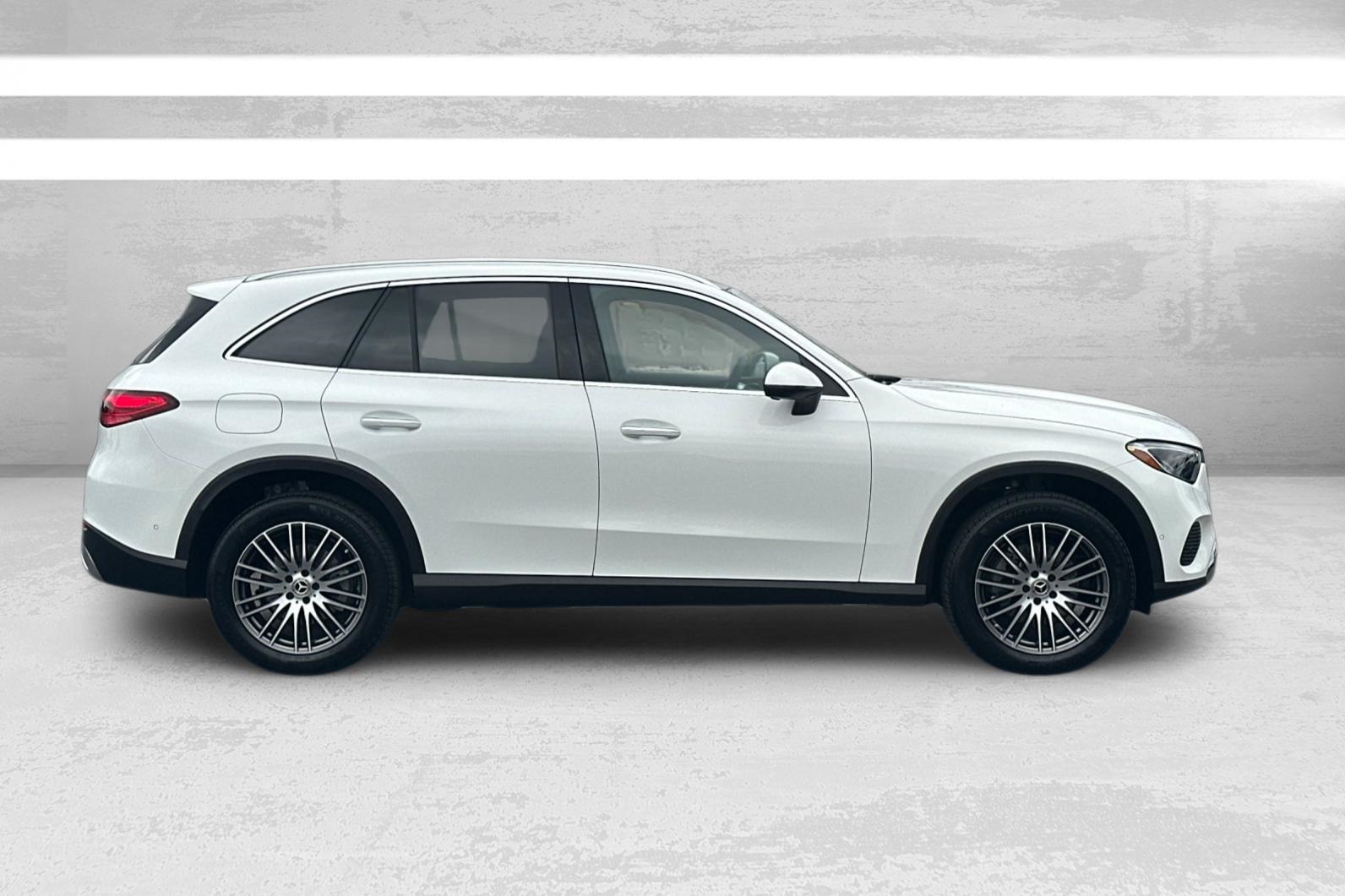2025 Mercedes Benz GLC 300 photo 2