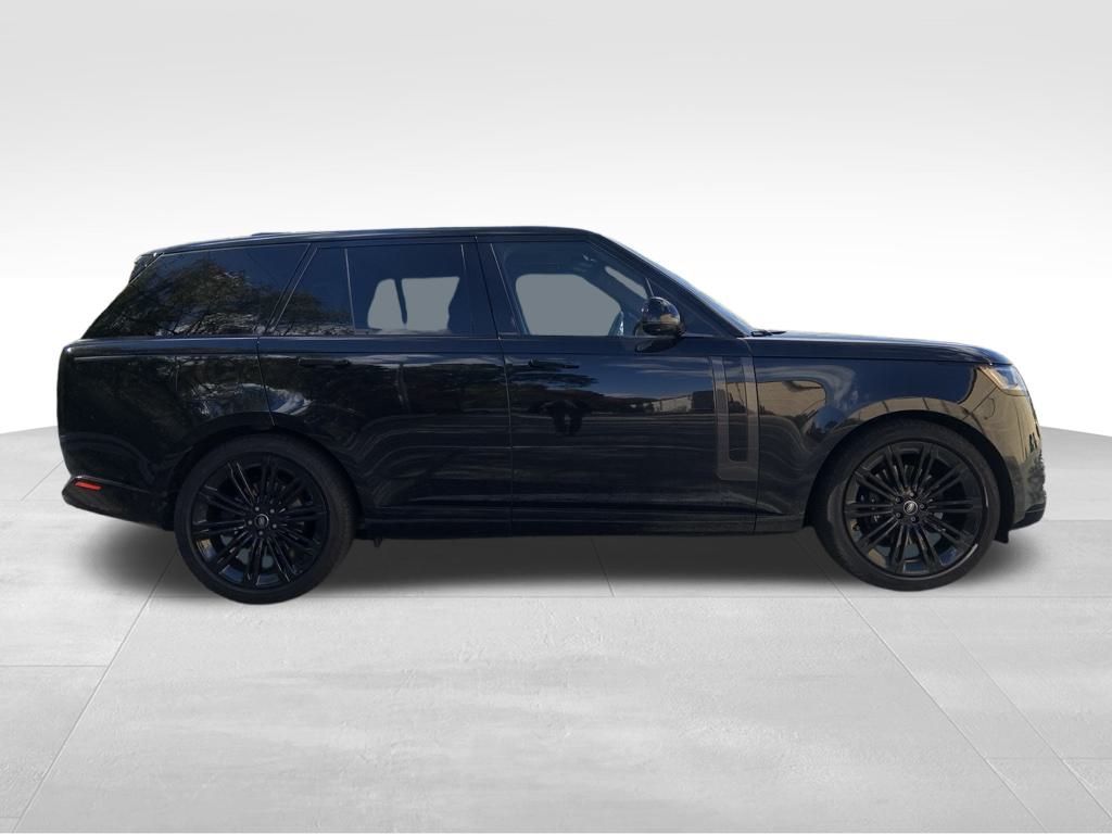 2023 Land Rover Range Rover SE photo 3