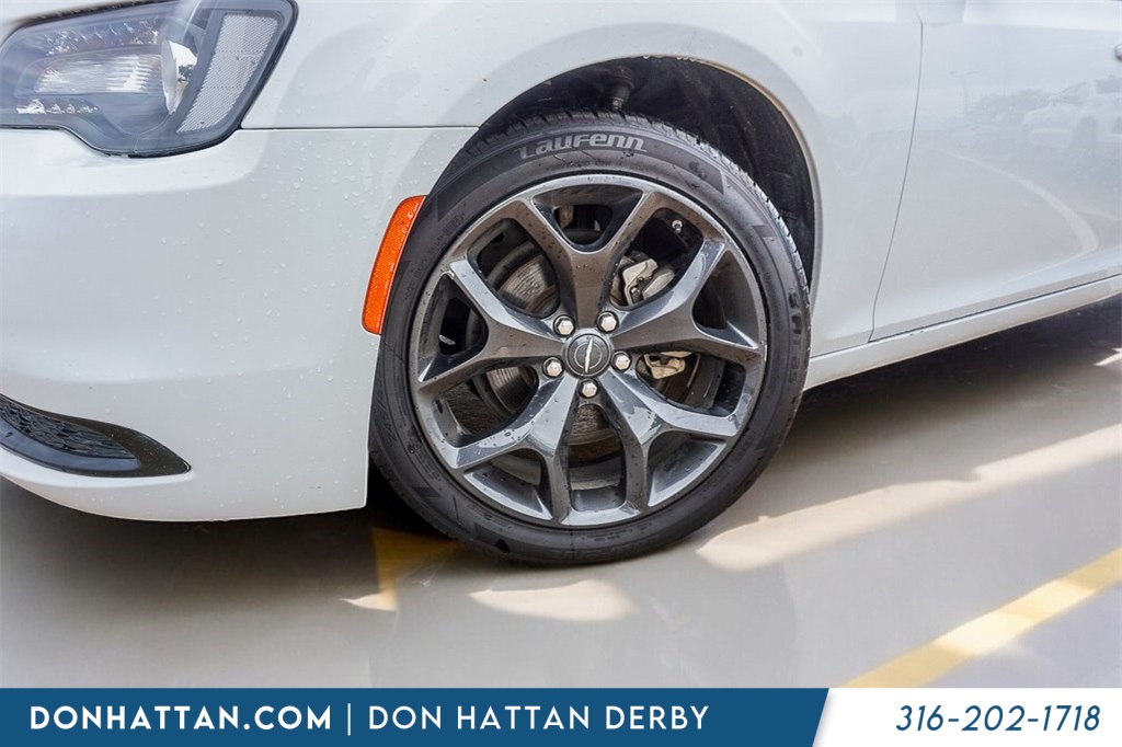 2023 Chrysler 300 Touring photo 16