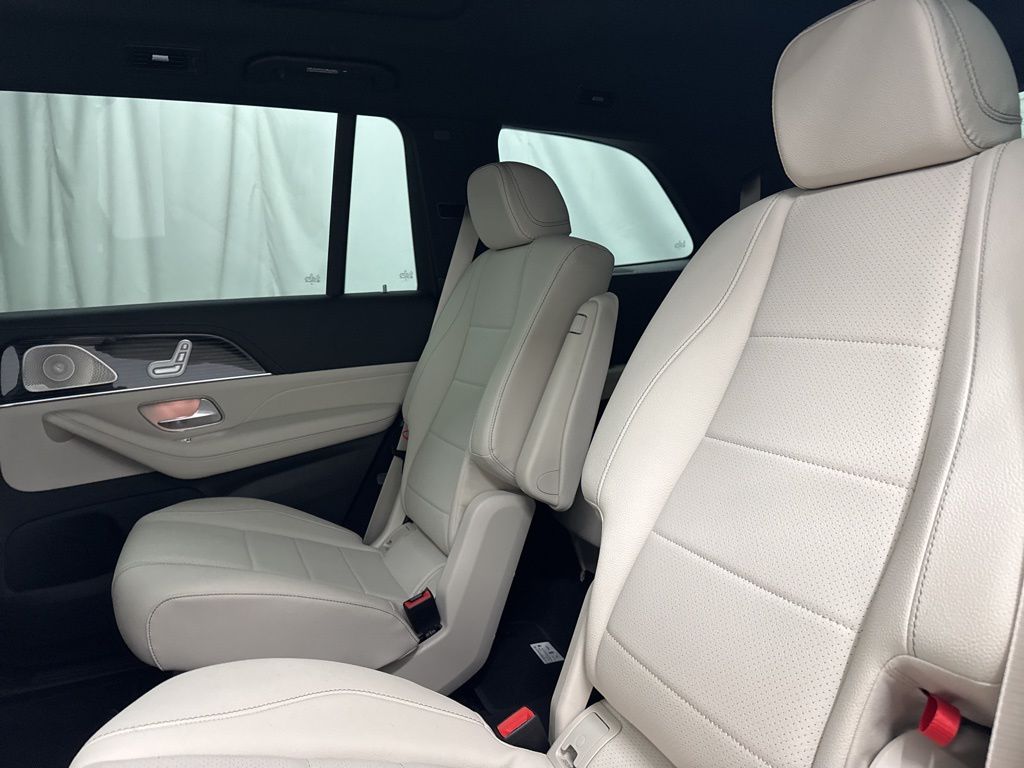 2026 Mercedes Benz GLS 450 4MATIC photo 16