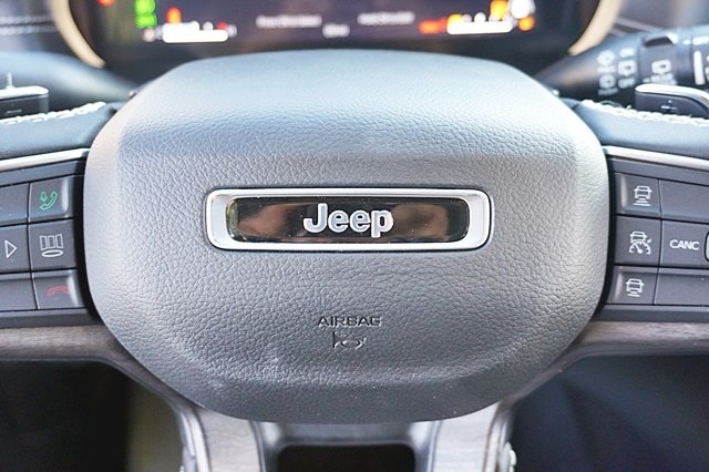 New 2023 Silver Zynith Exterior Paint Jeep Limited image 40