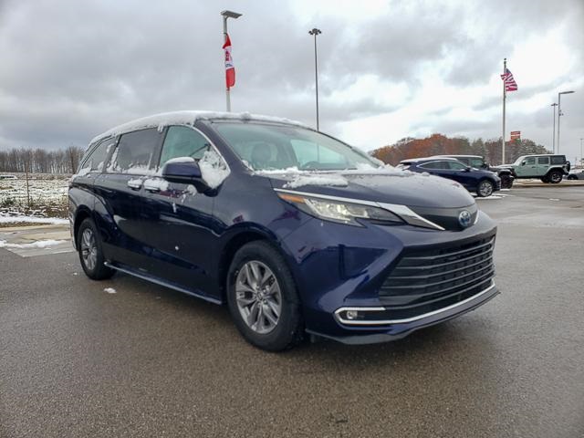2022 Toyota Sienna XLE photo 3