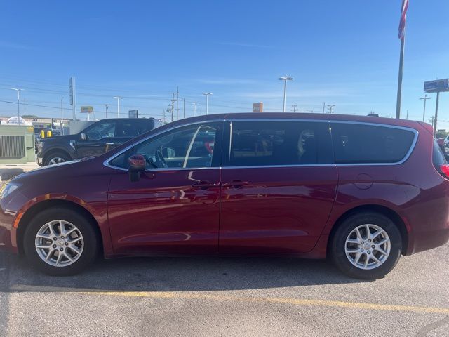 2018 Chrysler Pacifica Touring photo 3