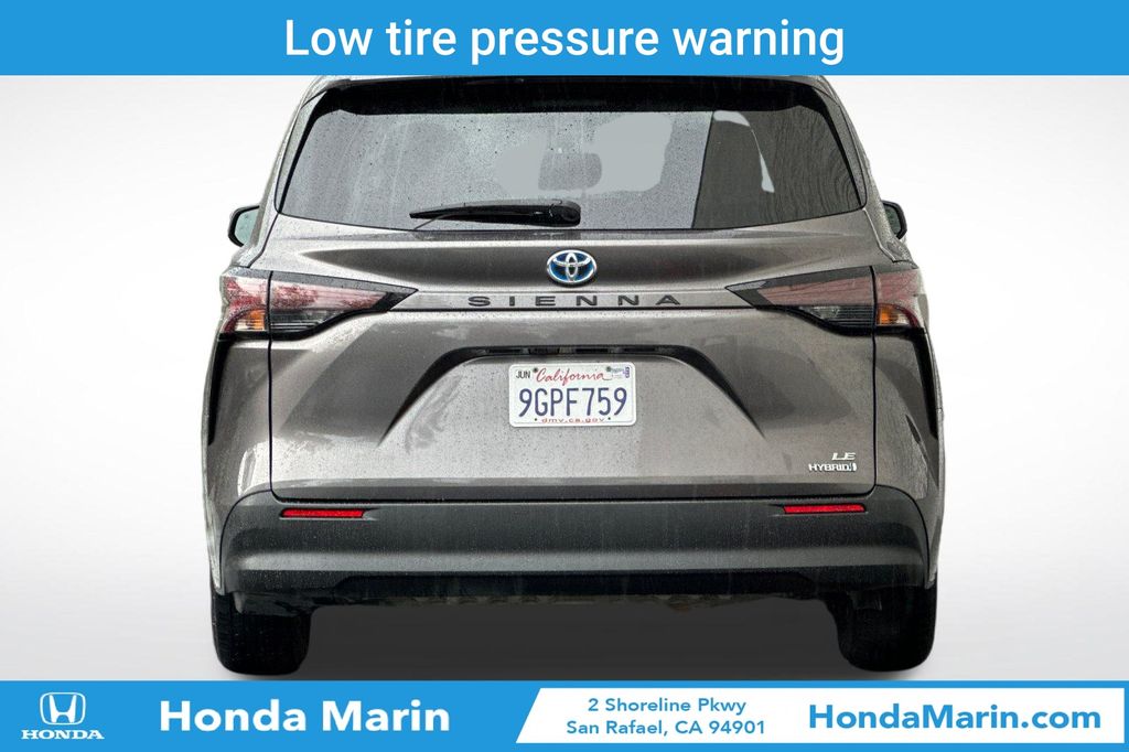 2023 Toyota Sienna LE Hybrid photo 3