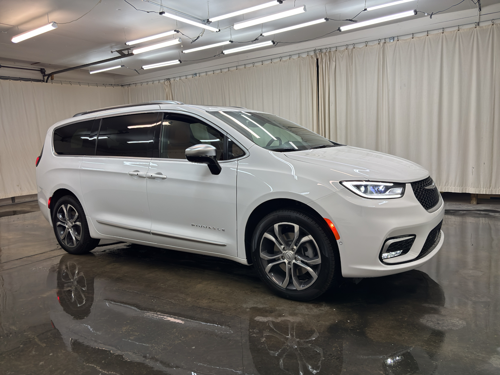 2026 Chrysler Pacifica Pinnacle photo 3
