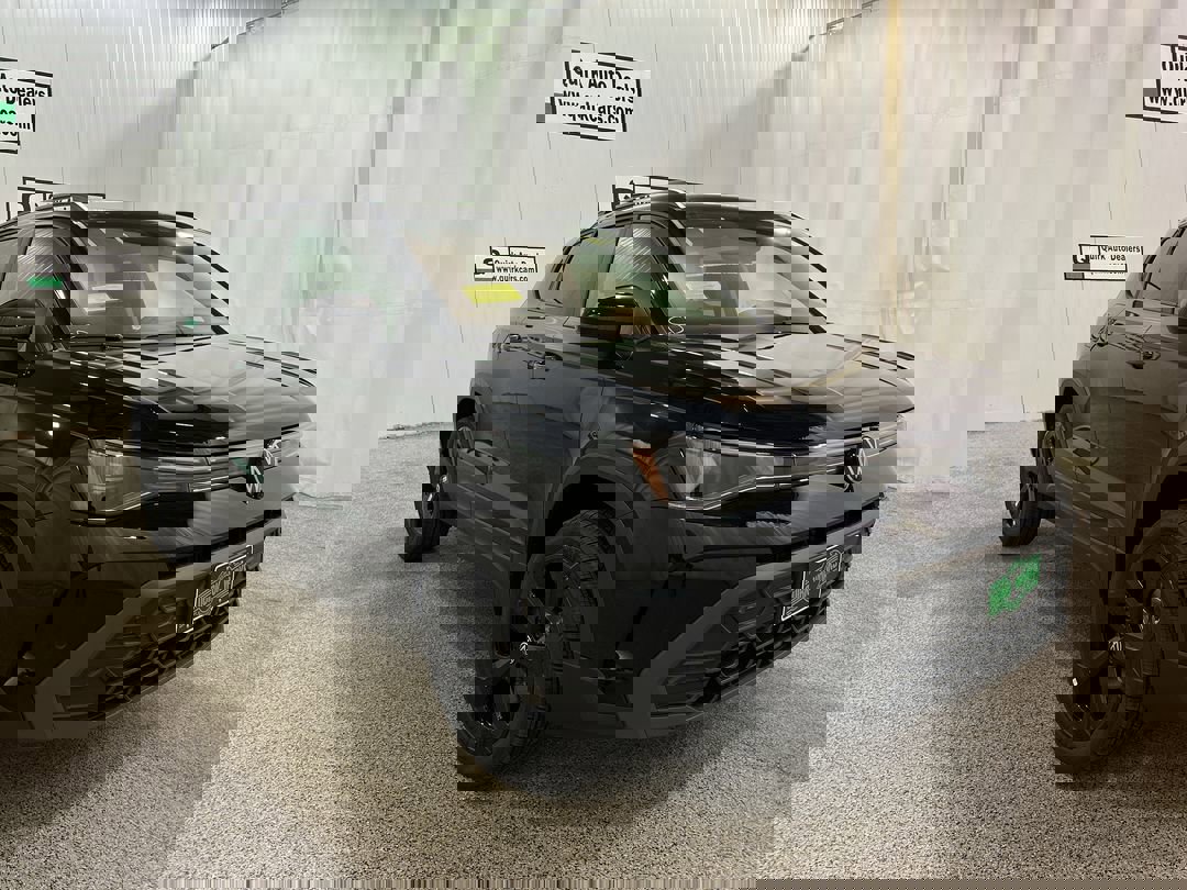 2025 Volkswagen Taos SE Black's photo