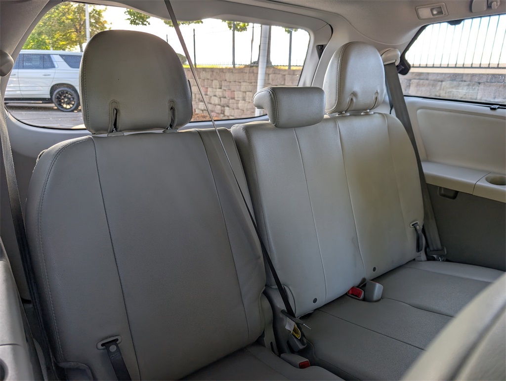 2014 Toyota Sienna XLE photo 17