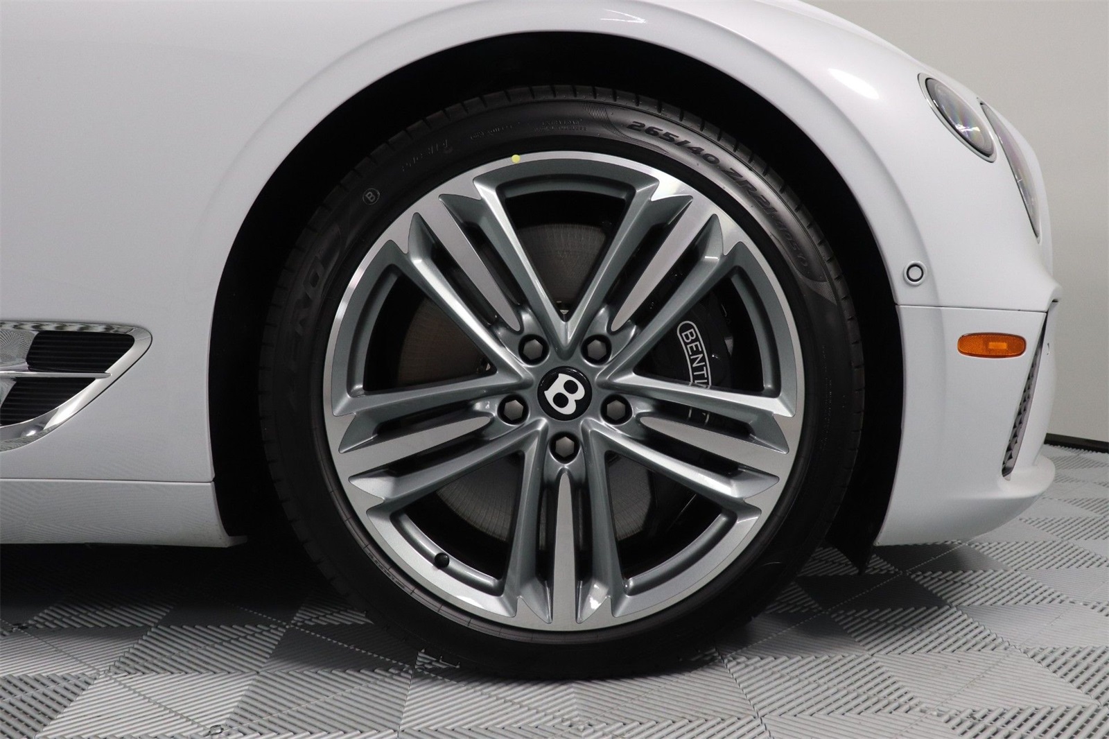 2024 Bentley Continental GT V8 photo 5