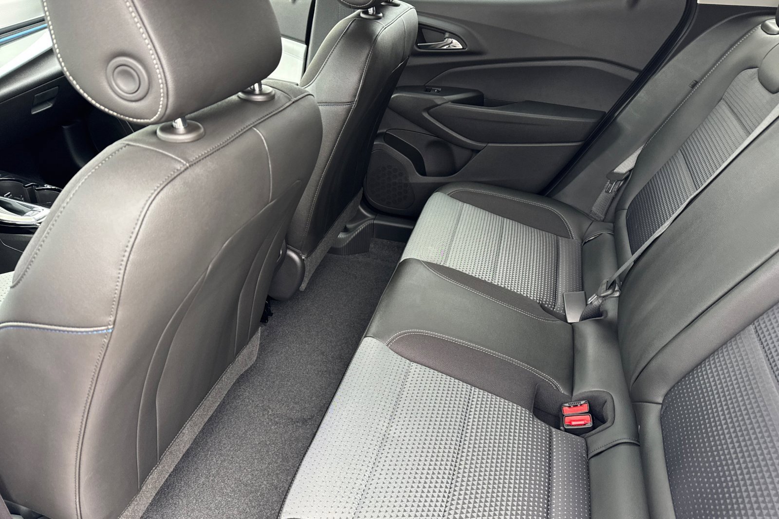 2025 Chevrolet Trax LT photo 8