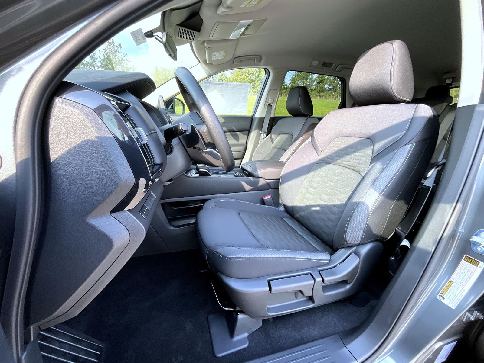 2025 Nissan Pathfinder S photo 10