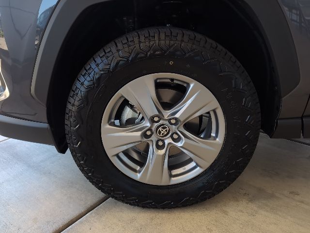 2025 Toyota RAV4 XLE photo 4