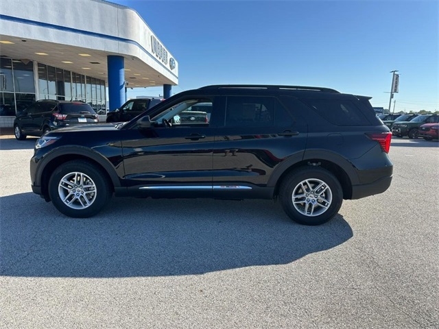2025 Ford Explorer photo 2
