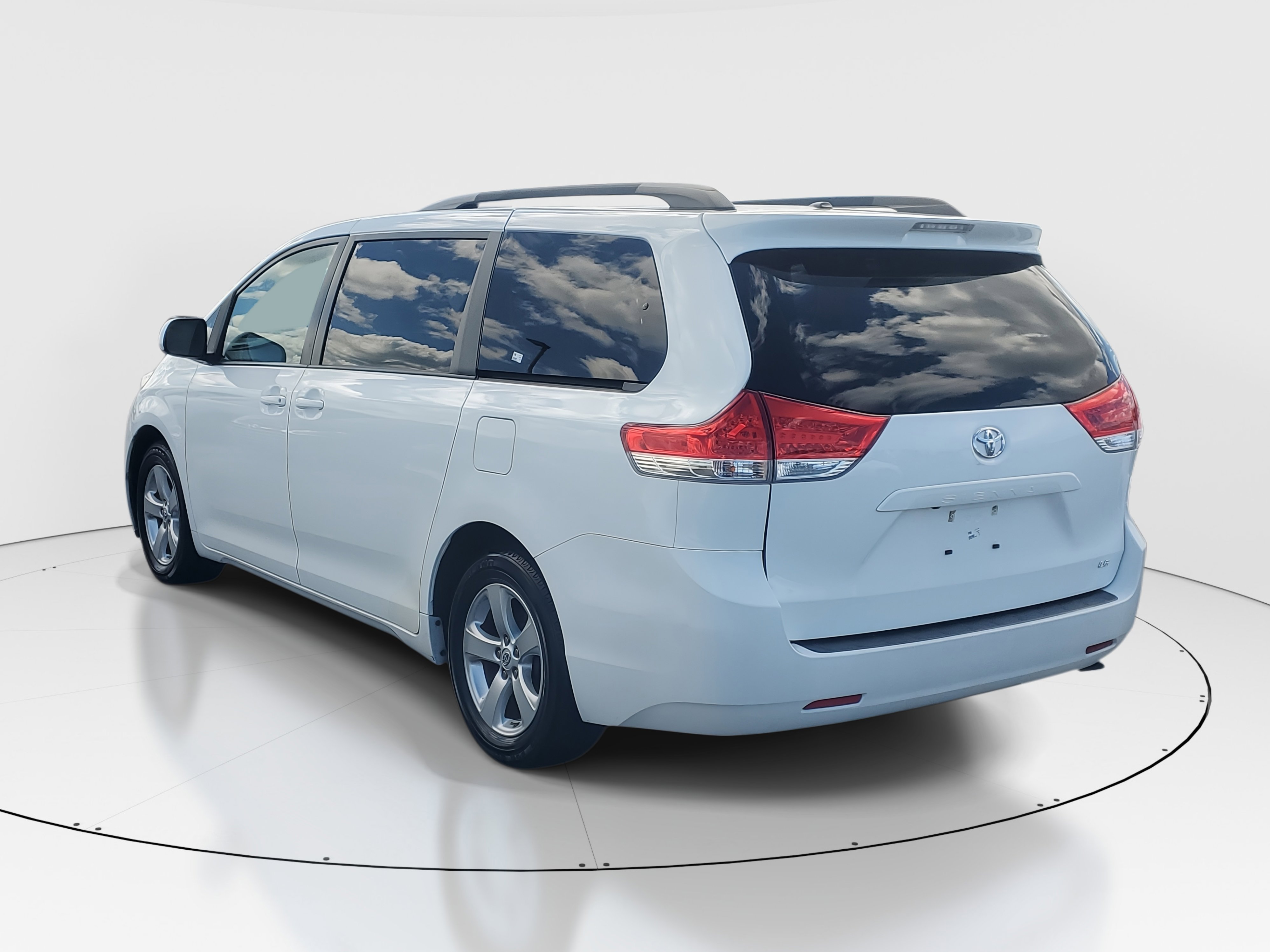 2013 Toyota Sienna LE photo 5
