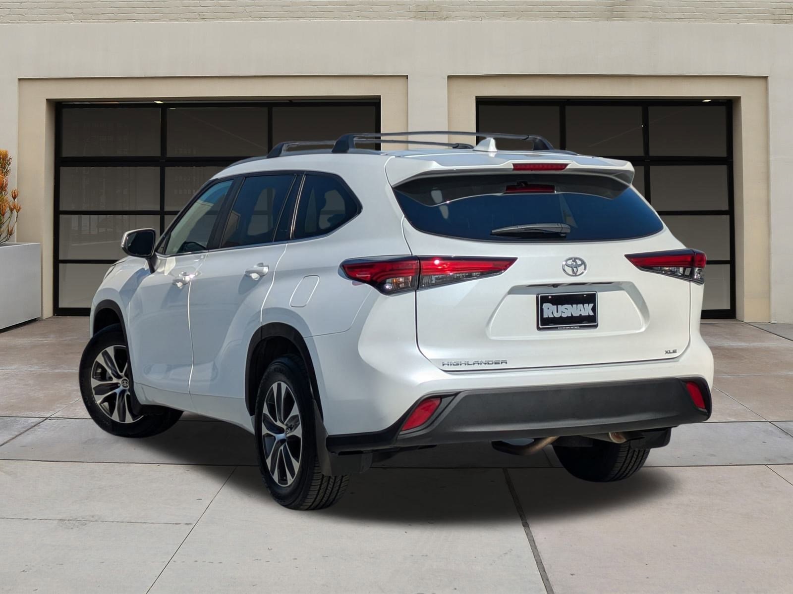 2023 Toyota Highlander XLE photo 2