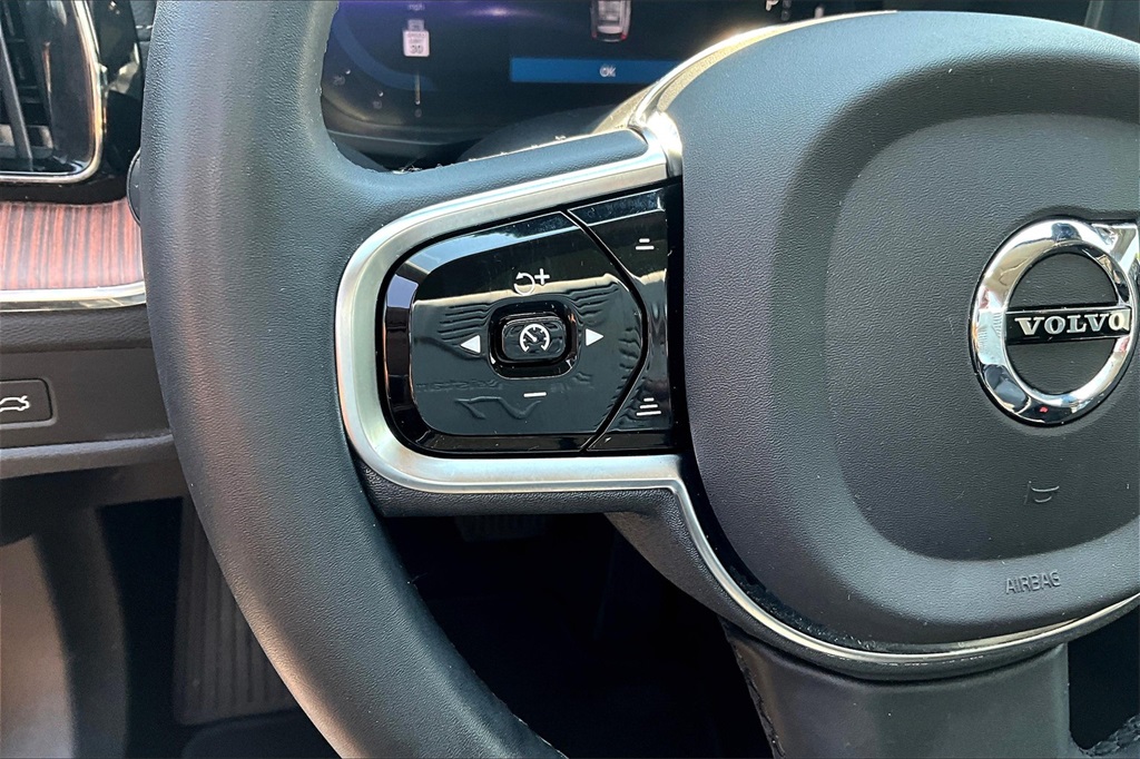 2023 Volvo XC60 B5 Ultimate photo 11