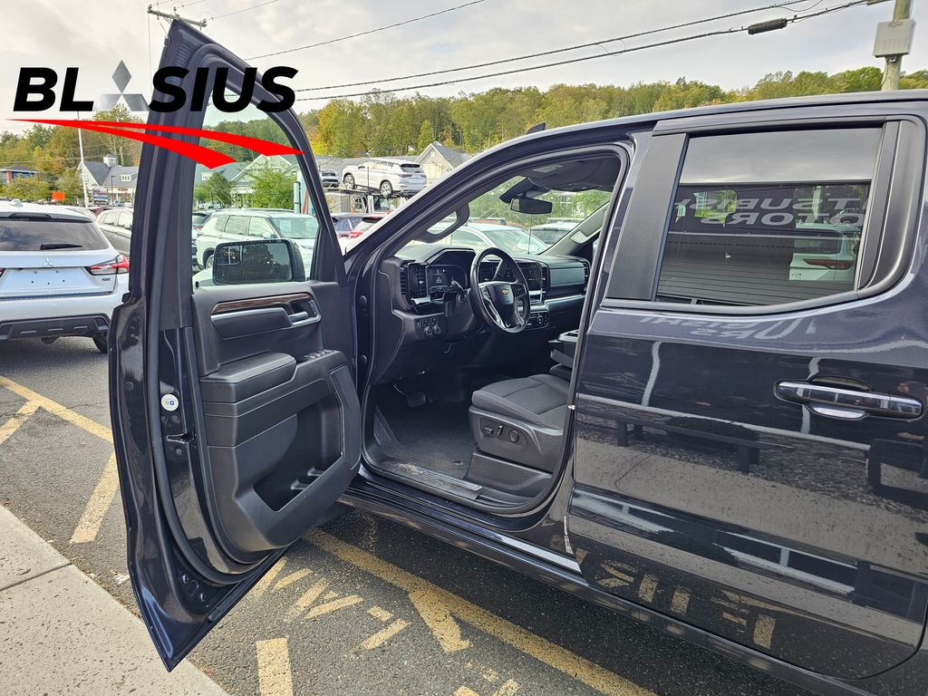 2022 Chevrolet Silverado 1500 LT photo 5