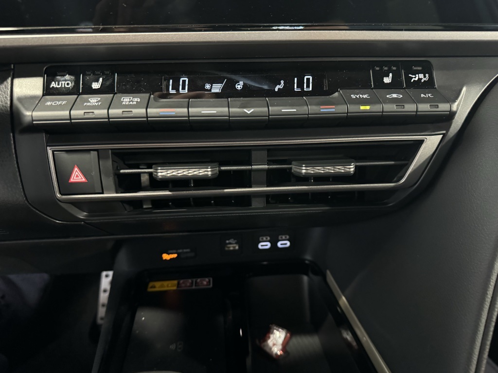2025 Toyota Camry photo 33