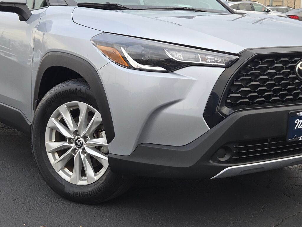 2023 Toyota Corolla Cross LE photo 3