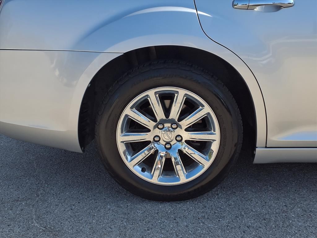 2012 Chrysler 300 Limited photo 3