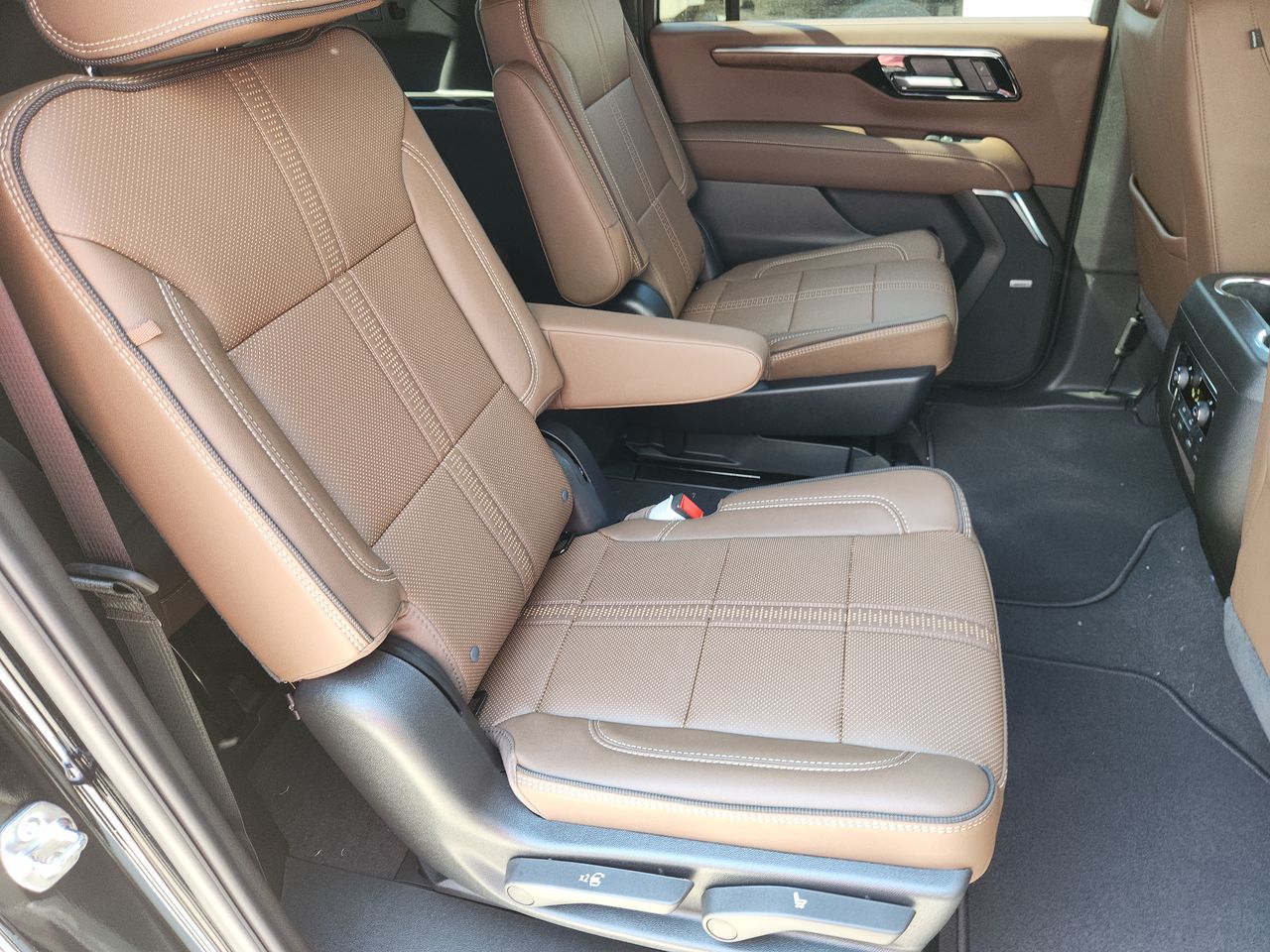 2025 Chevrolet Suburban High Country photo 27
