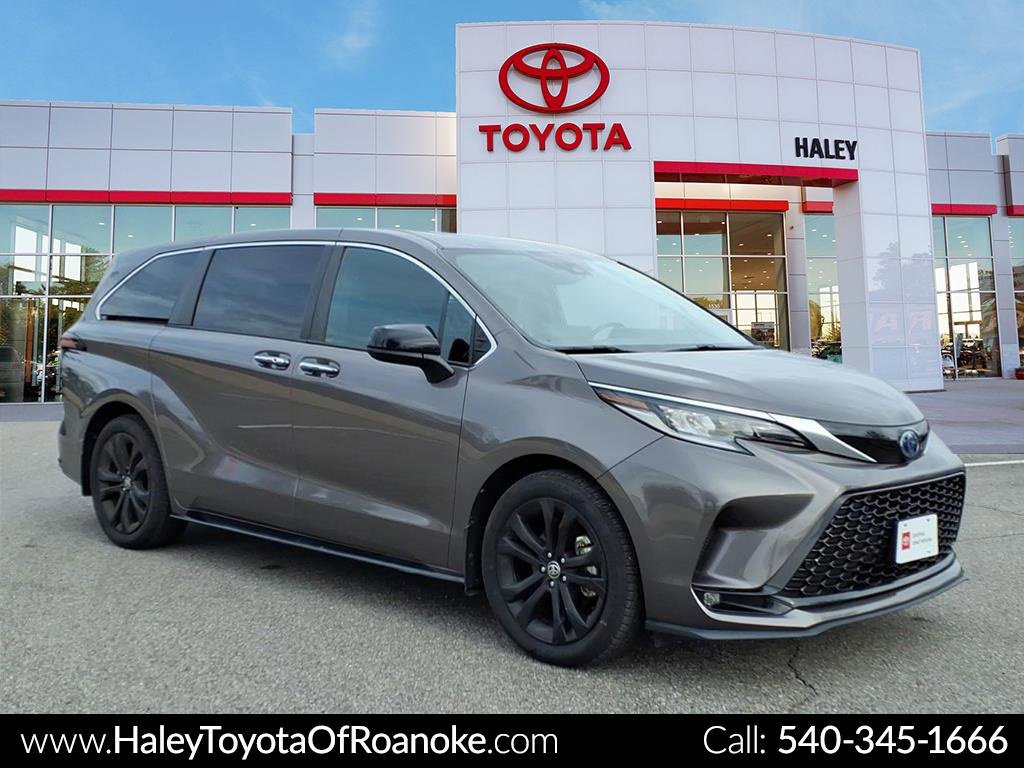 2022 Toyota Sienna XSE's photo