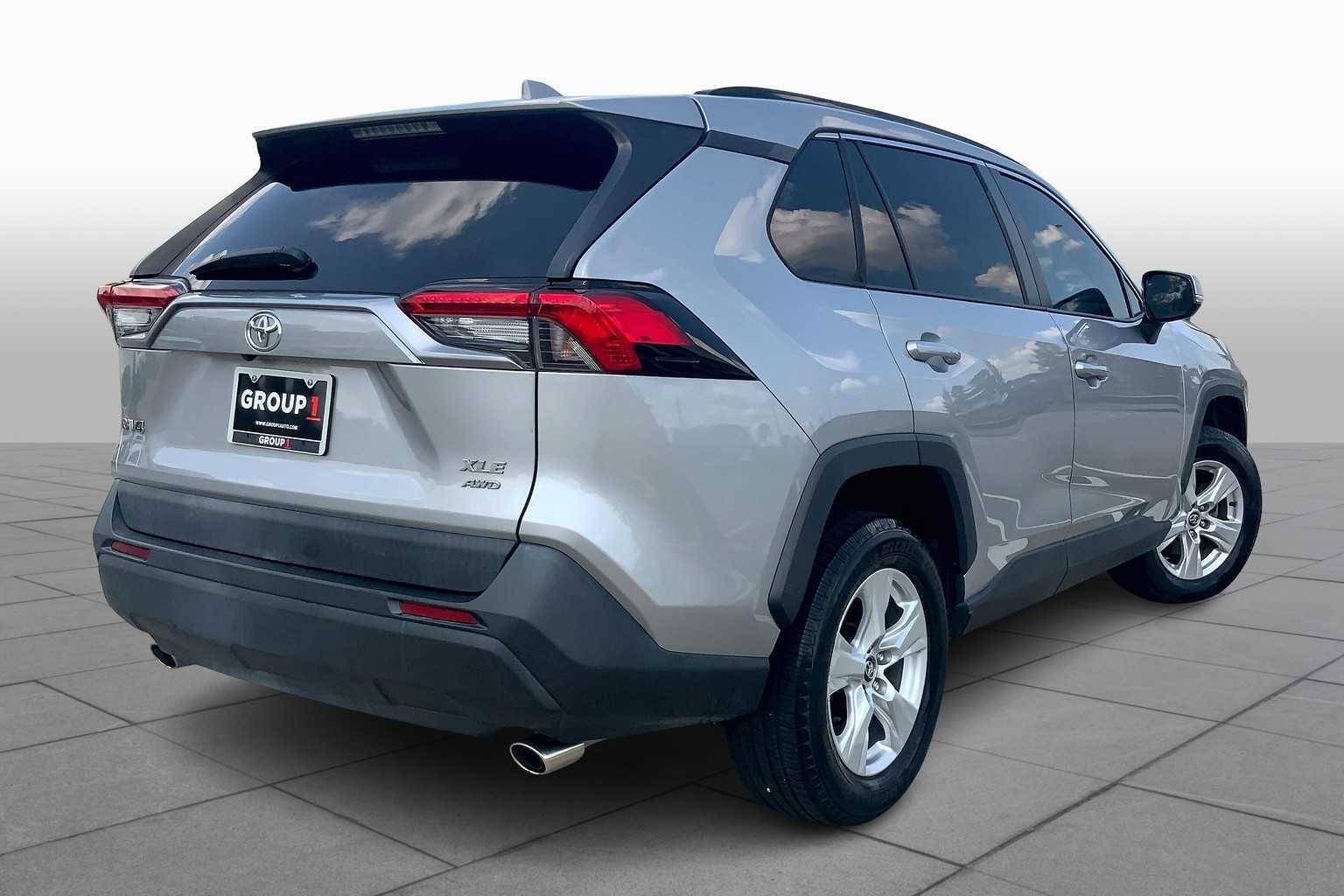 2020 Toyota RAV4 XLE photo 12