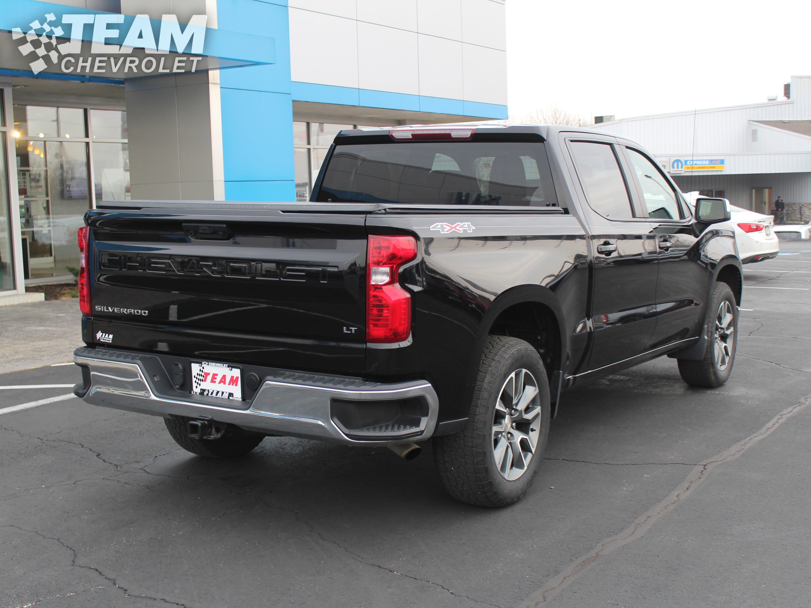 2024 Chevrolet Silverado 1500 LT photo 2