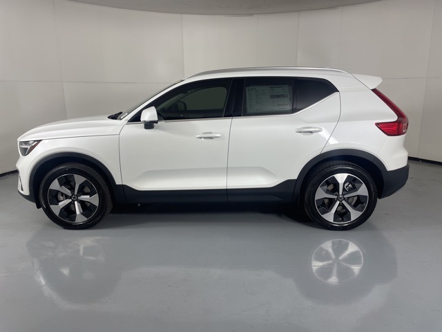 2025 Volvo XC40 Core photo 5