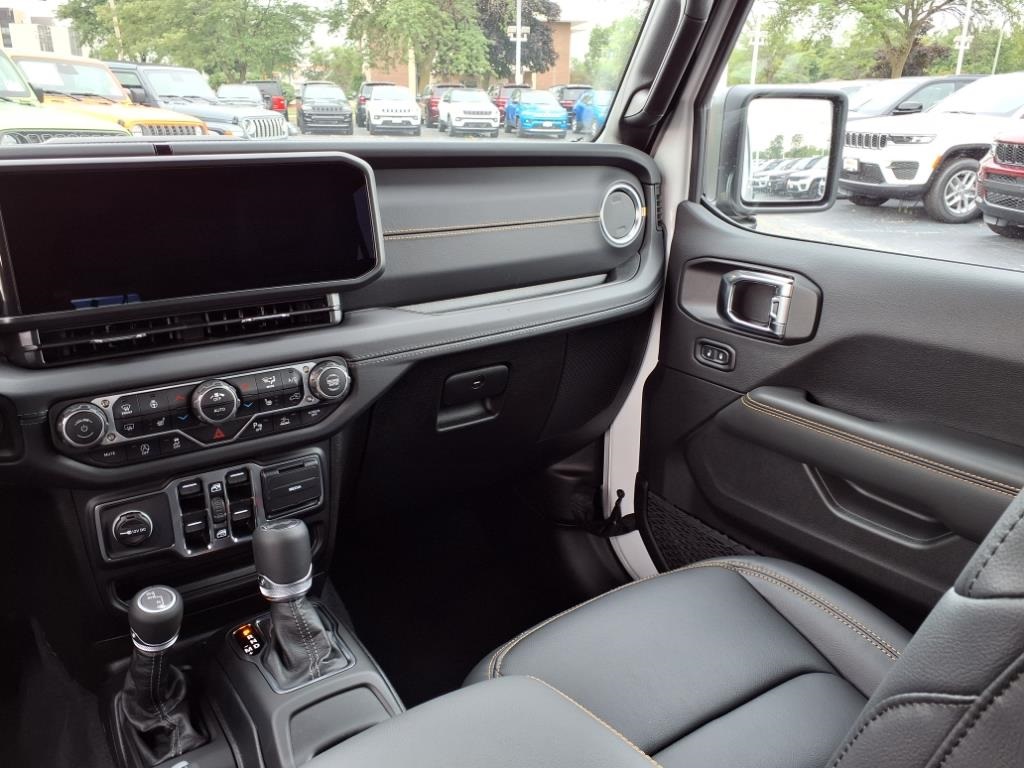 2025 Jeep Wrangler Sahara photo 13