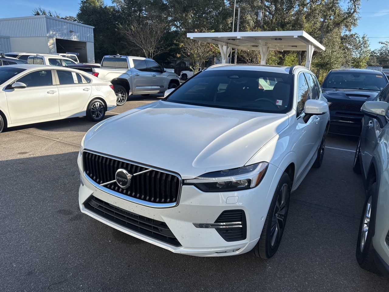 2022 Volvo XC60 Momentum's photo