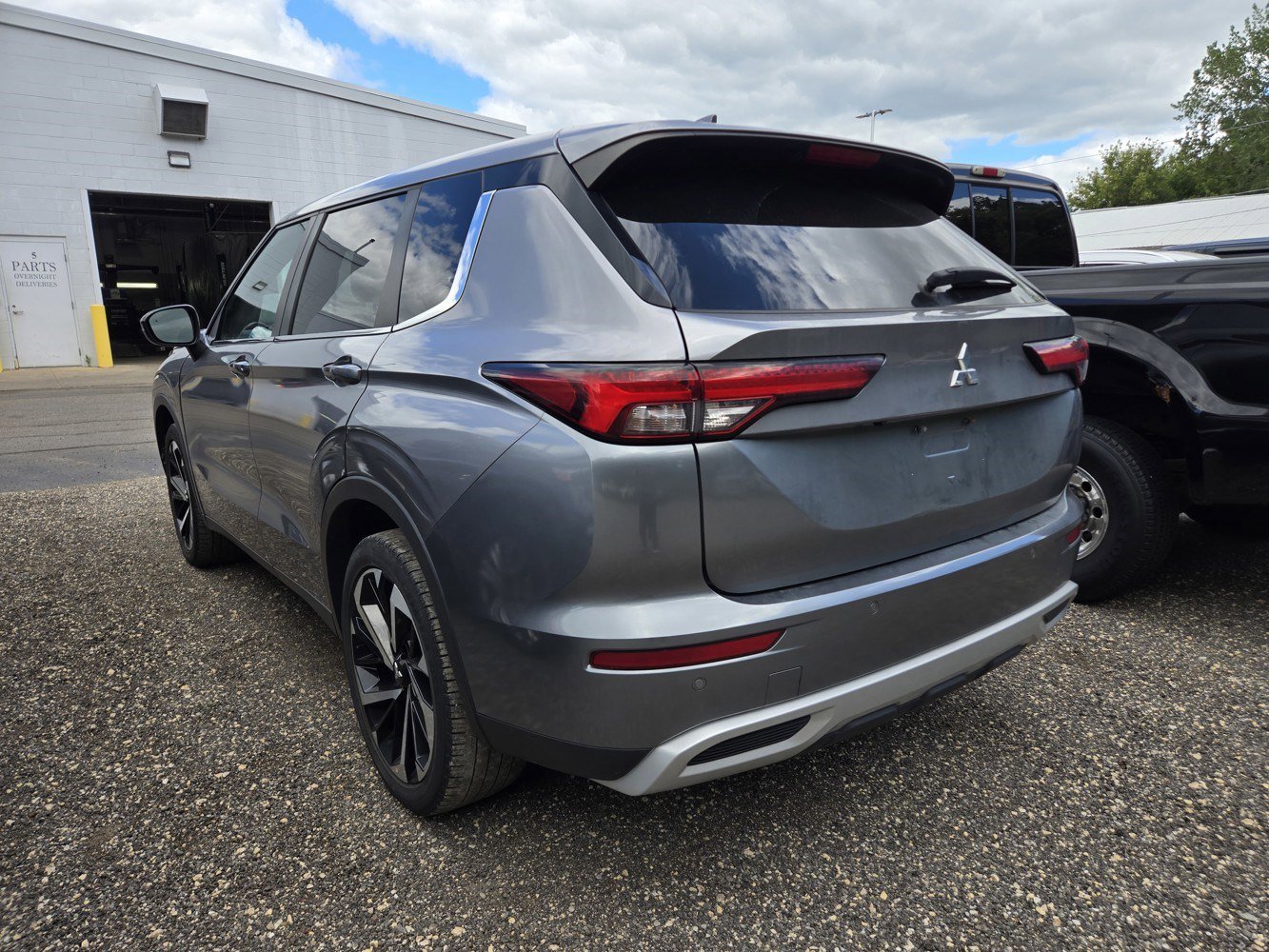 2022 Mitsubishi Outlander SE photo 2