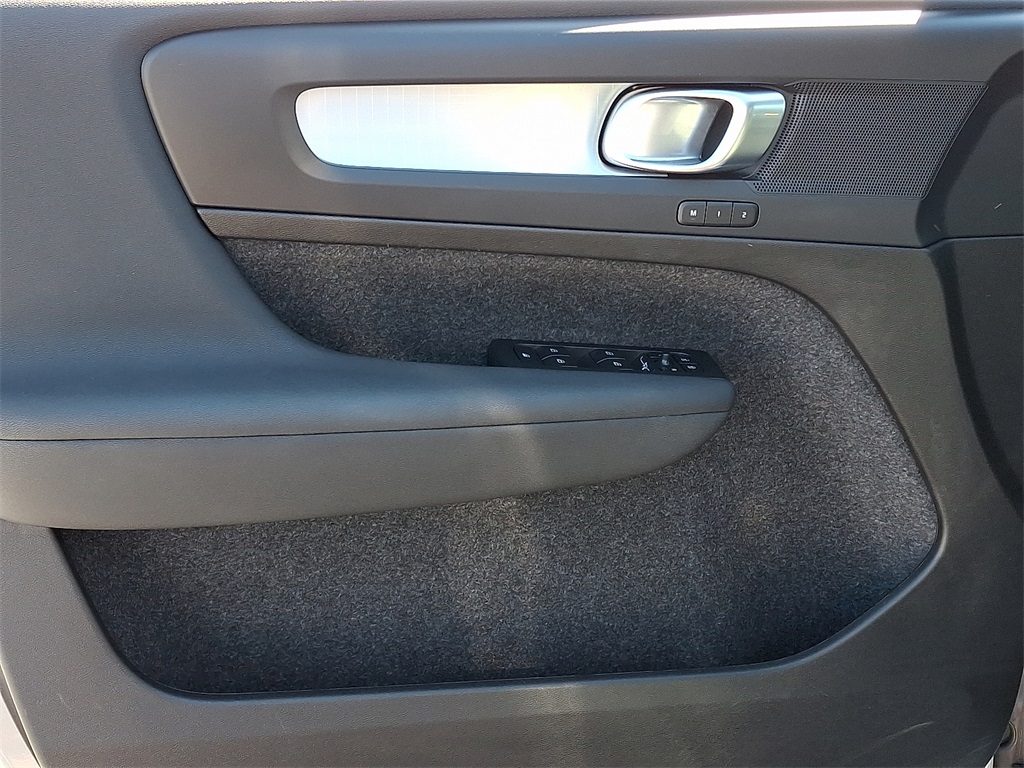 2025 Volvo XC40 Core photo 13