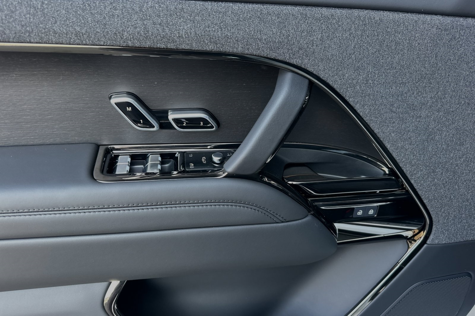 2025 Land Rover Range Rover Sport SE photo 10