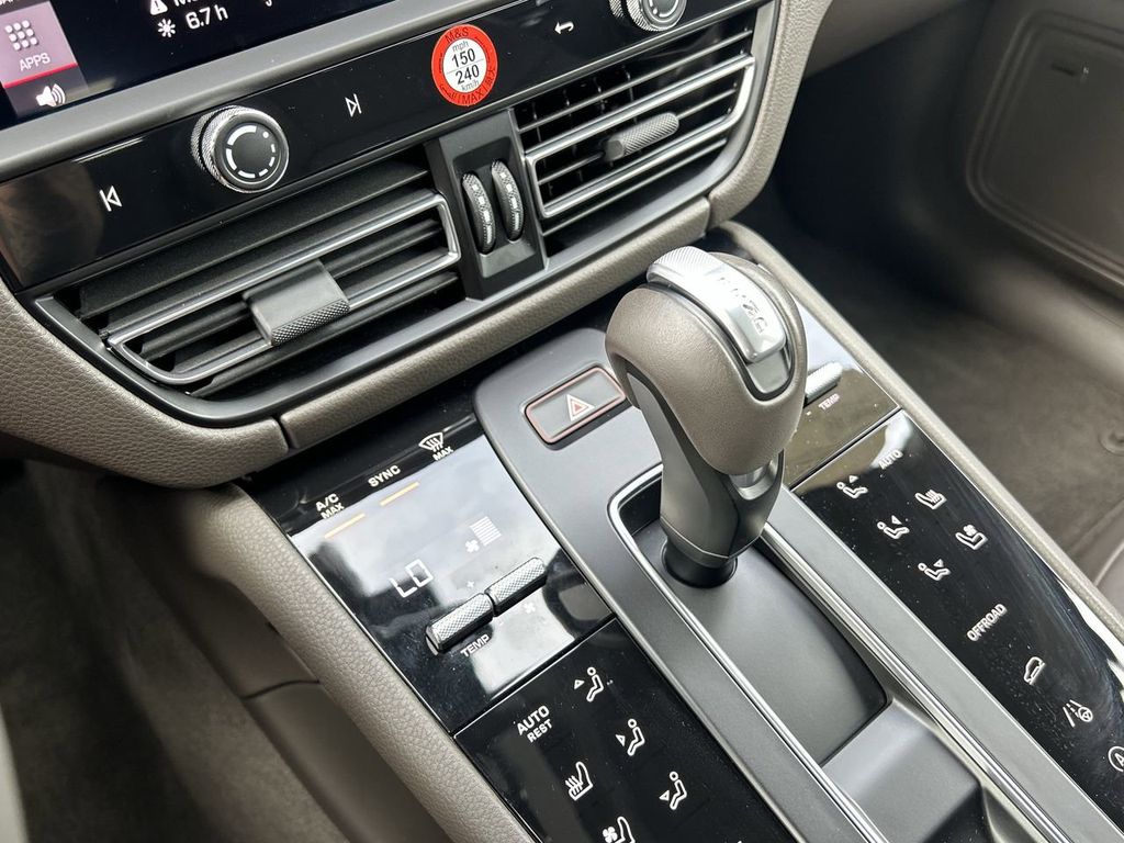 2025 Porsche Macan Base photo 22