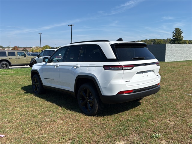 2025 Jeep Grand Cherokee Limited photo 3