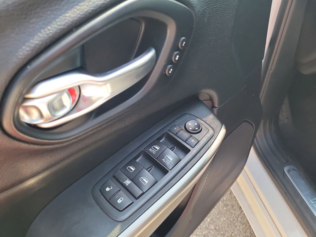 2020 Jeep Cherokee Limited photo 7