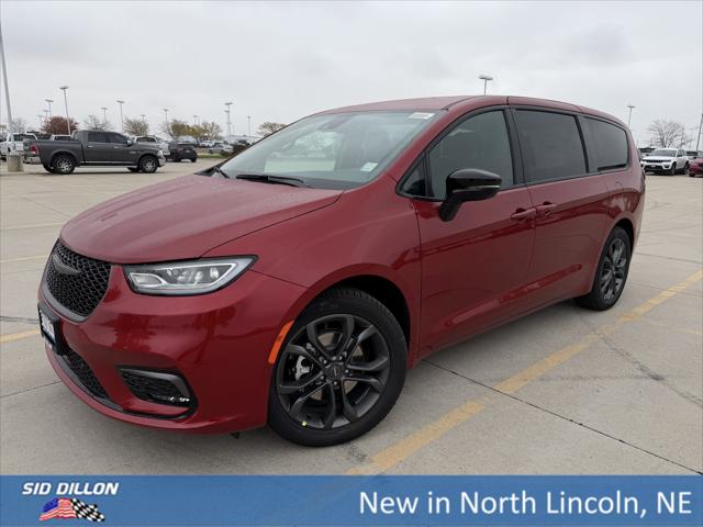 2026 Chrysler Pacifica Select's photo