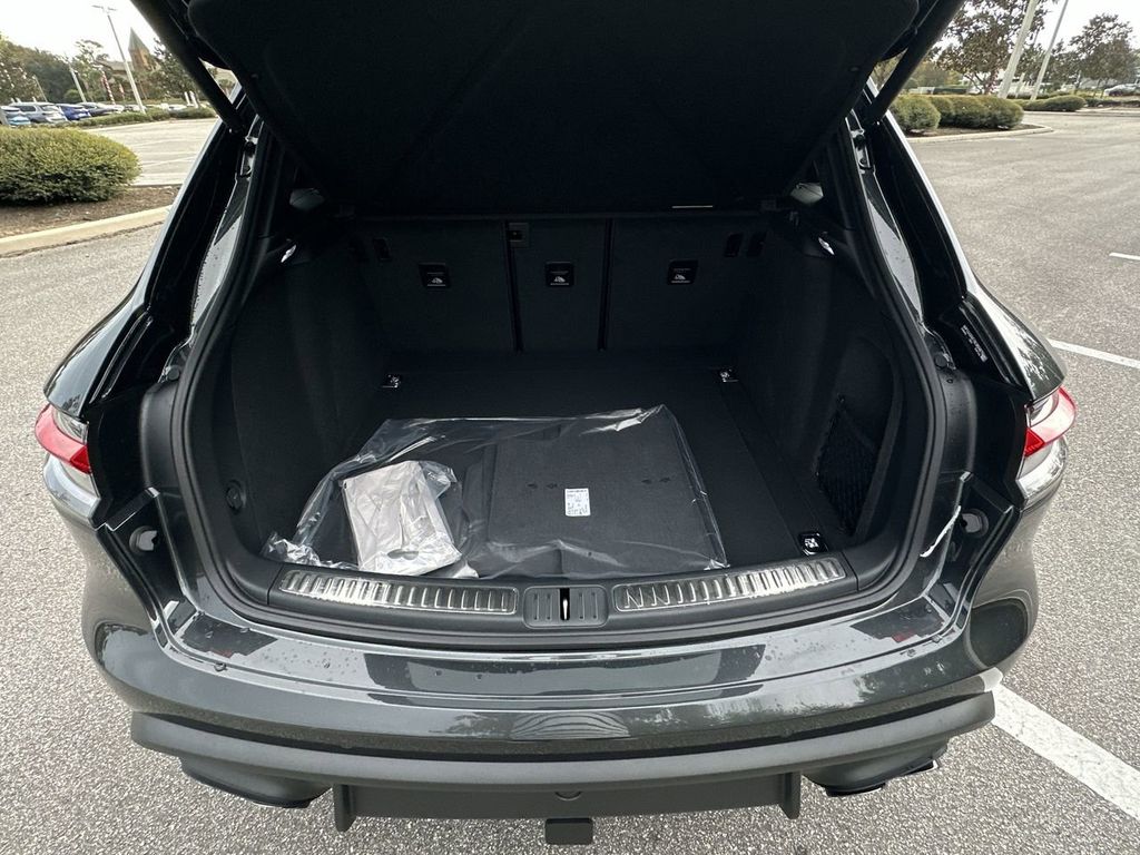 2025 Porsche Macan Base photo 20