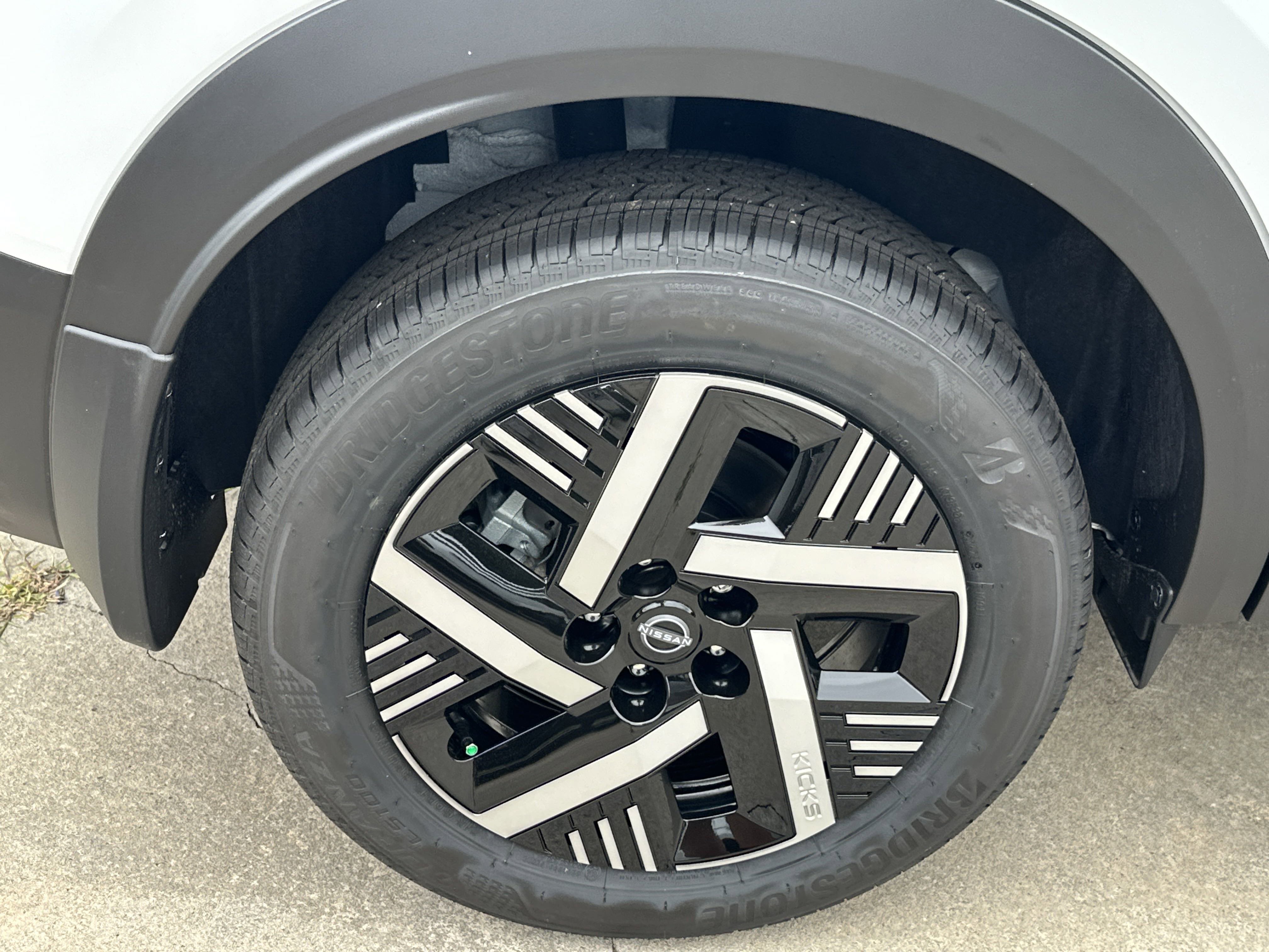 2025 Nissan Kicks SV photo 12