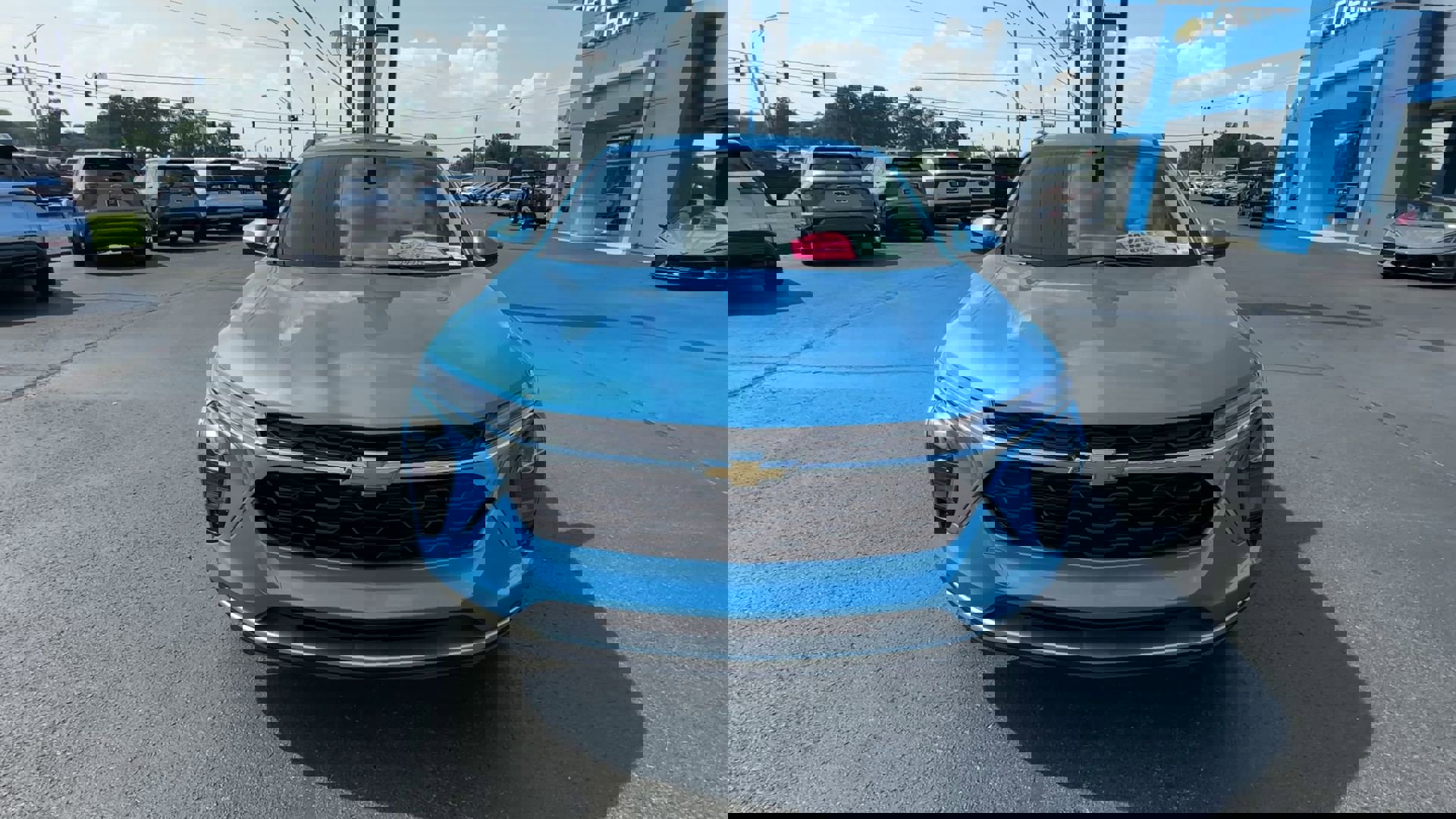 2025 Chevrolet Trax LT photo 2