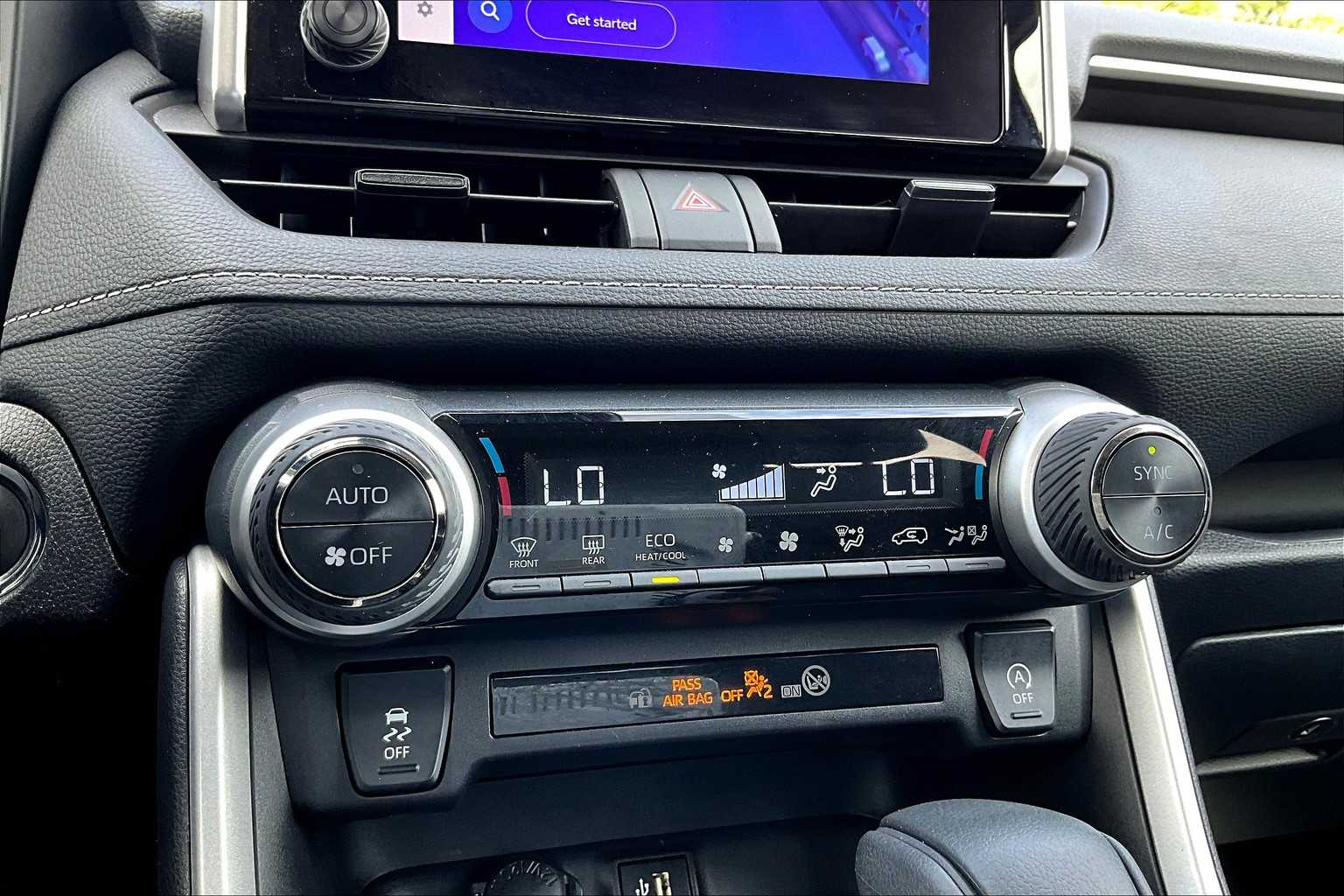 2025 Toyota RAV4 XLE photo 32