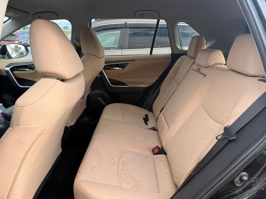 2021 Toyota RAV4 XLE photo 3