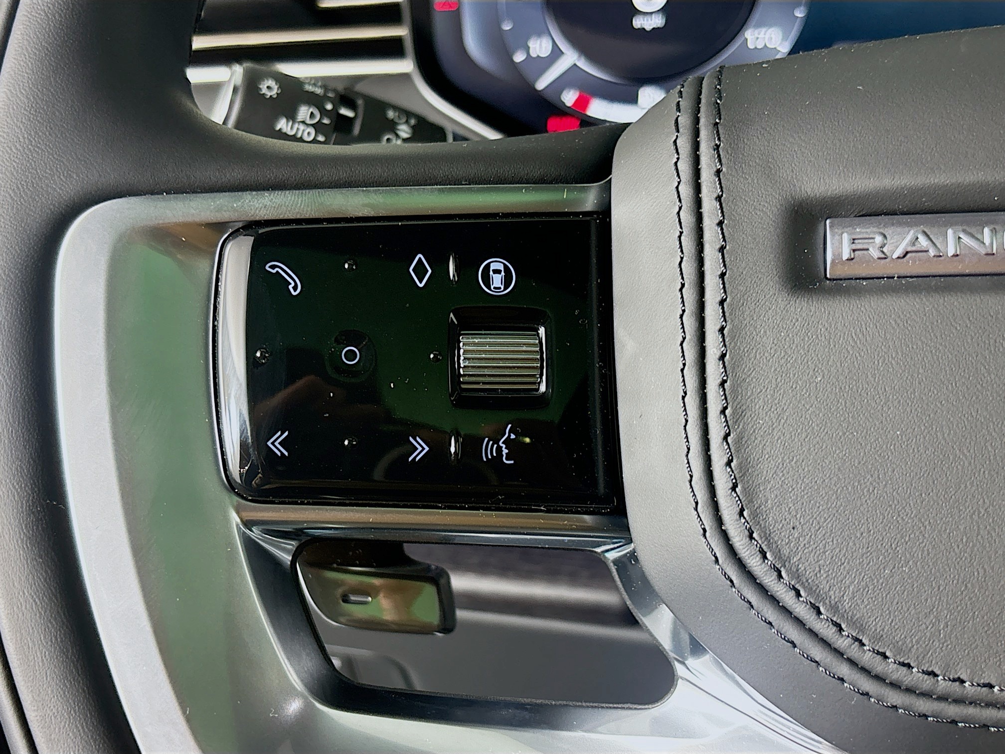 2025 Land Rover Range Rover SE photo 8