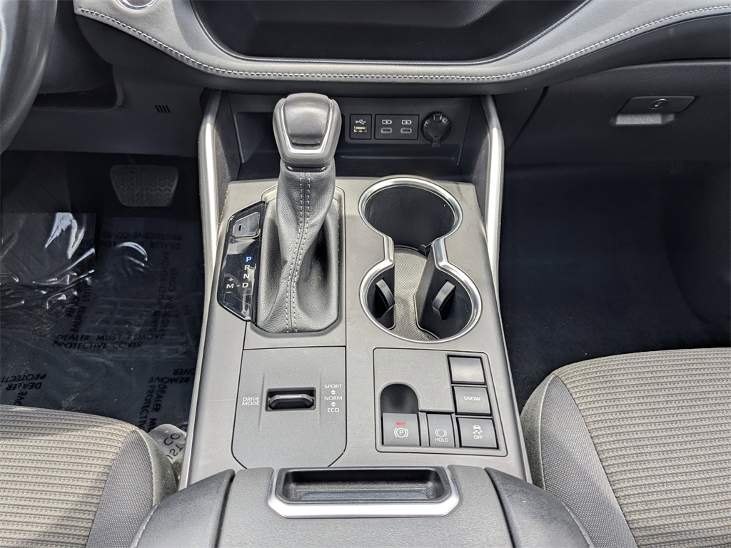 2023 Toyota Highlander LE photo 19